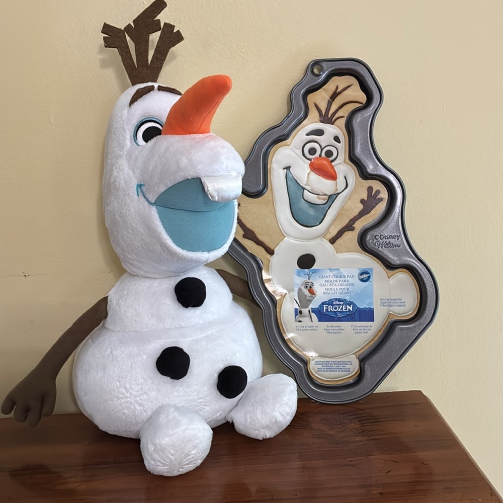 Disney & Wilton  - OLAF NOVELTY COOKIE PAN & PLUSH